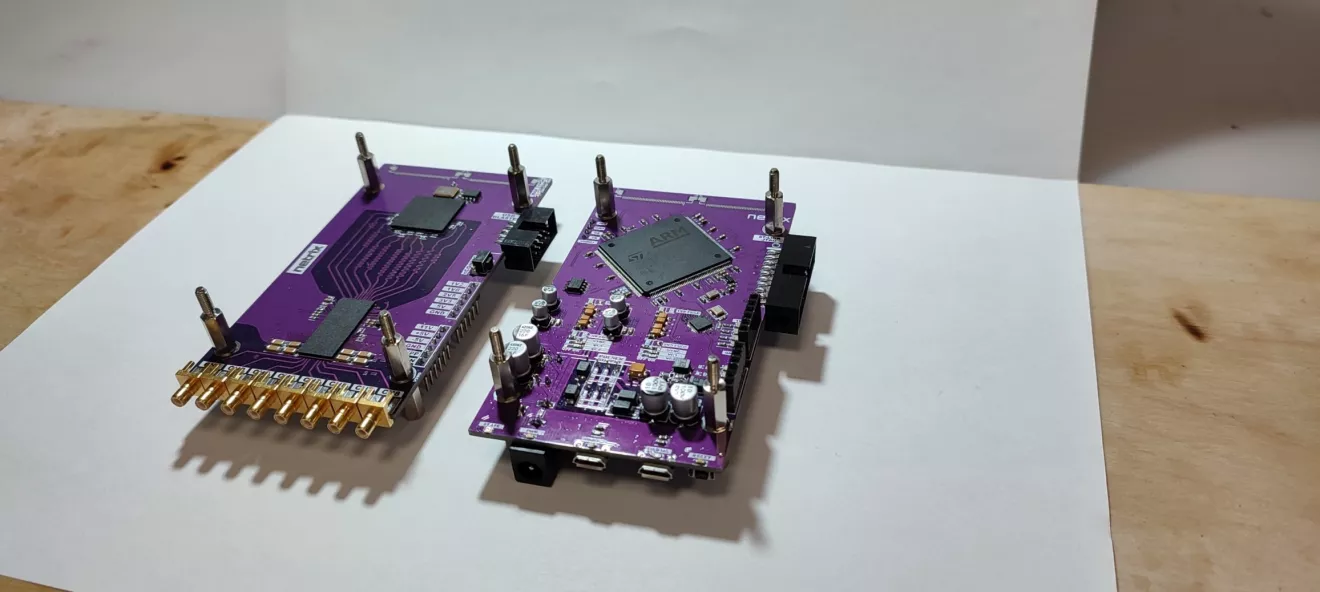 Zmontowane płytki do testowania BEAMFORMING bez gniazd i taśm FPC (po lewo płytka pomiarowa z układem MAX2082 oraz FPGA montowane w technologii BGA, natomiast po prawo płytka z STM32H7 z przetwornicami zasilającymi do przechwytywania danych z FPGA i przesyłania ich po USB)